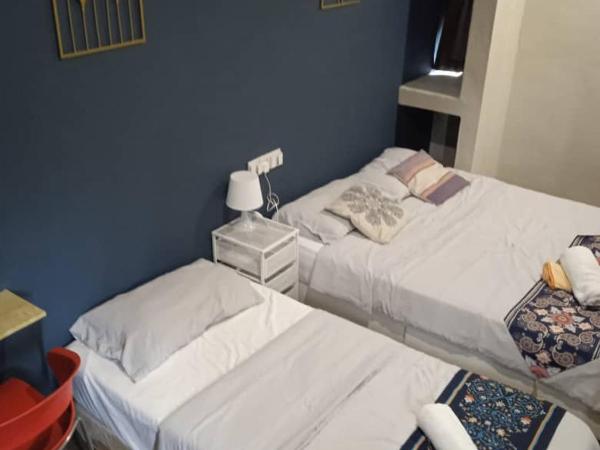 Wayton Express : photo 5 de la chambre chambre triple avec salle de bains commune