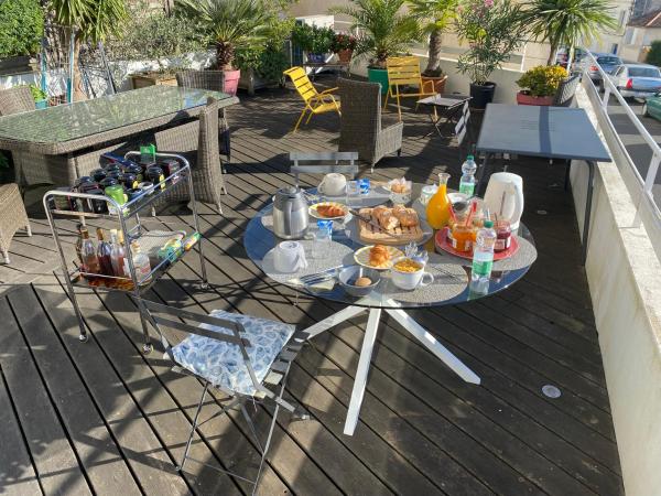 Chambres d'Hôtes Laferrière, centre, calme, vue dégagée sur verdure : photo 7 de la chambre chambre double standard