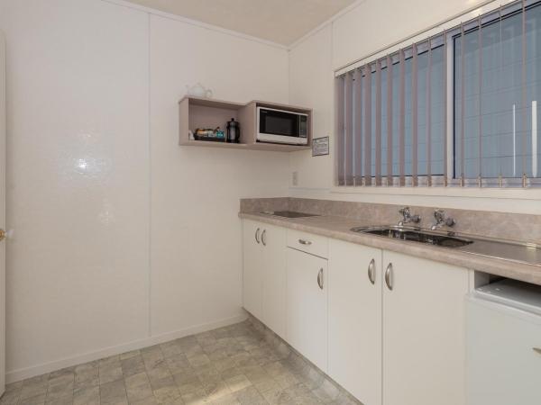 Palm Court Motor Inn : photo 9 de la chambre studio avec bain à remous