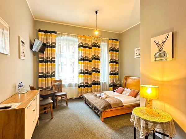 Expolis Residence - City Center MTP TARGI - 24h #betterthanyourEX : photo 2 de la chambre chambre double avec salle de bains privative