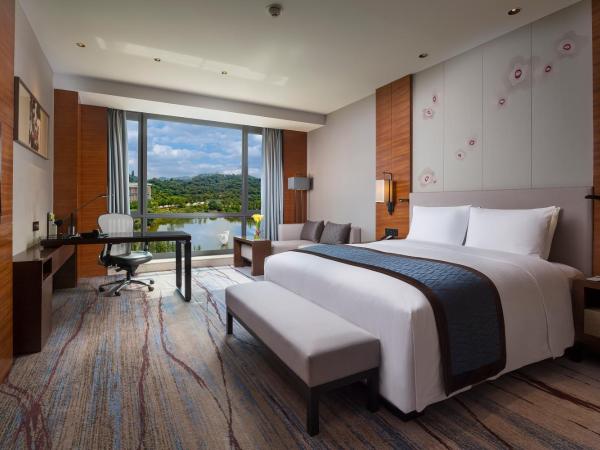DoubleTree by Hilton Guangzhou- Science City-Free Shuttle Bus Service During Canton Fair : photo 2 de la chambre chambre lit king-size deluxe - vue sur lac