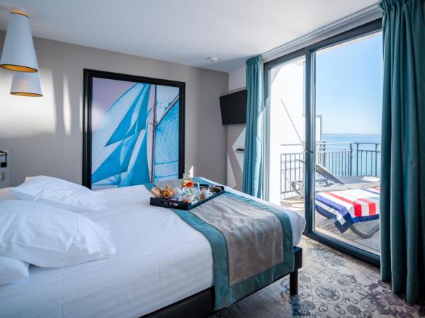 Hôtel Valdys Thalasso & Spa - la Baie : photo 4 de la chambre suite junior de luxe avec bain à remous - vue sur mer