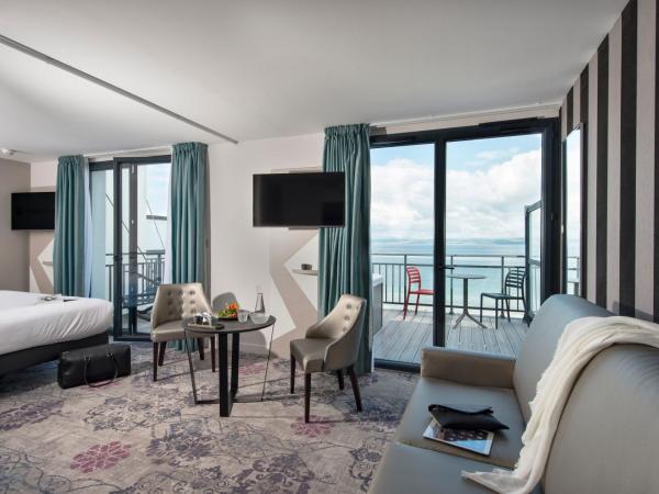 Hôtel Valdys Thalasso & Spa - la Baie : photo 2 de la chambre suite junior de luxe avec bain à remous - vue sur mer