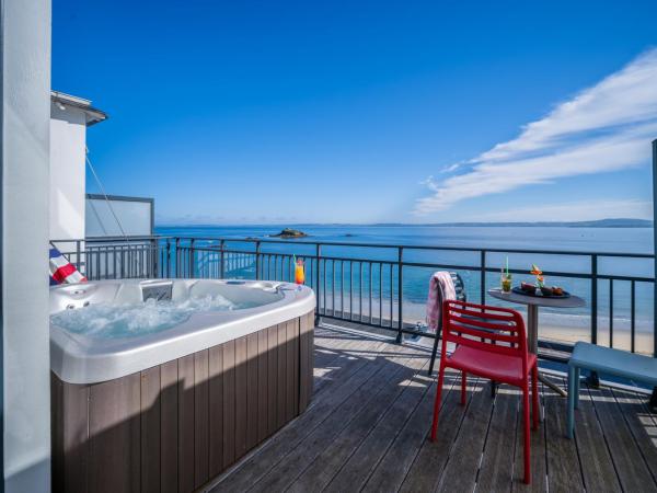 Hôtel Valdys Thalasso & Spa - la Baie : photo 1 de la chambre suite junior de luxe avec bain à remous - vue sur mer