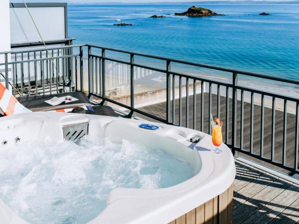 Hôtel Valdys Thalasso & Spa - la Baie : photo 7 de la chambre suite junior de luxe avec bain à remous - vue sur mer