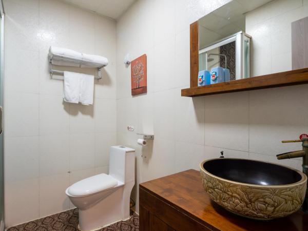 East Sacred Hotel ---Foreign Accept---Tourism Service English-speaking 丨 Near Tiananmen Forbidden City丨Very close to Metro ZhangziZhong And BeixinQiao 丨Free Advance tickets and Laundry Drying service coffee mineral water and snacks丨Ice cream : photo 4 de la chambre chambre supérieure lit queen-size