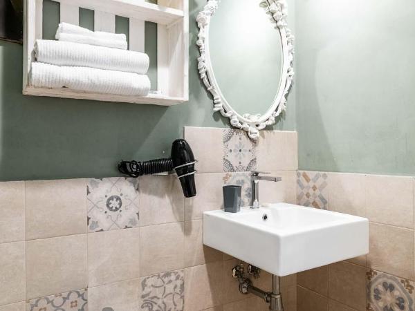 La Piazzetta Rooms & Apartments : photo 10 de la chambre chambre double avec salle de bains privative séparée