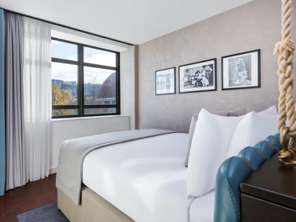 Hotel Indigo London - 1 Leicester Square, an IHG Hotel : photo 1 de la chambre chambre lit queen-size premium - vue sur leicester square