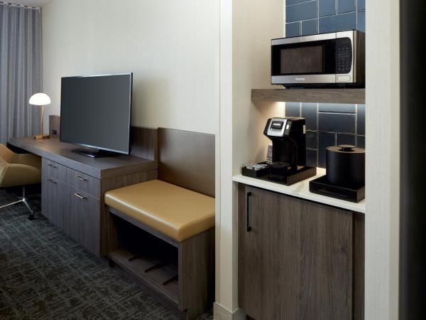 Hilton Garden Inn Montreal Midtown, Quebec, Canada : photo 5 de la chambre chambre lit king-size premium