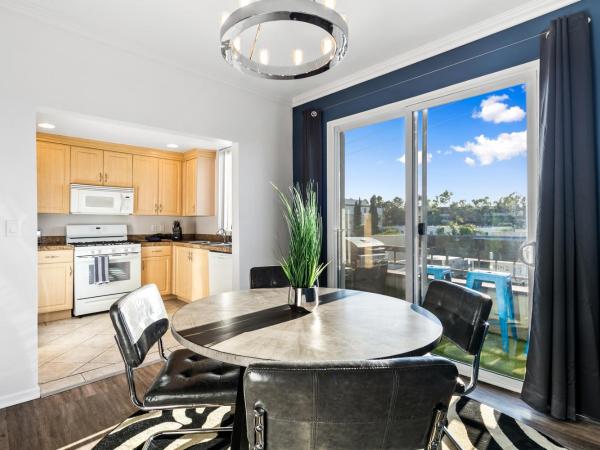 Beverly Hills Penthouse 2 BR Apt with Parking 407 : photo 4 de la chambre appartement 2 chambres