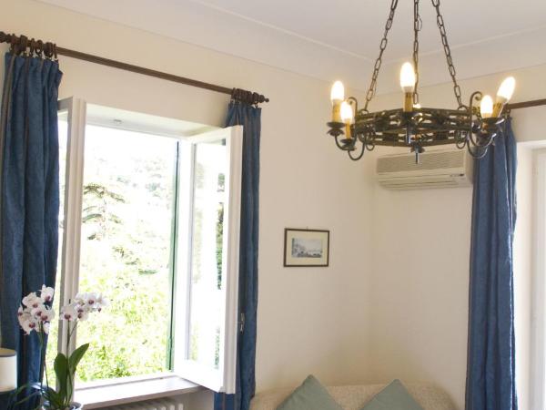 Hotel Villa Sarah : photo 6 de la chambre chambre double supérieure avec balcon et vue sur le jardin