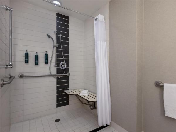 DoubleTree by Hilton Las Vegas East Flamingo : photo 10 de la chambre chambre lit king-size avec douche accessible en fauteuil roulant - adaptée aux personnes à mobilité réduite/malentendantes