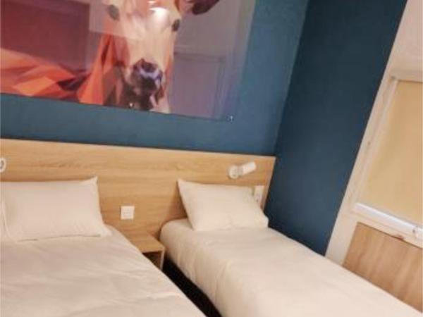 Kyriad Direct Narbonne Sud : photo 6 de la chambre chambre lits jumeaux avec 2 lits simples, connexion wi-fi gratuite, climatisation et douche