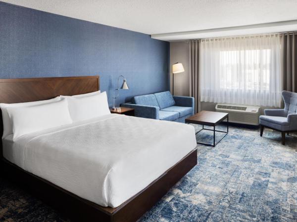 Four Points by Sheraton Edmonton South : photo 4 de la chambre 1 bedroom suite, 1 king, sofa bed, corner room