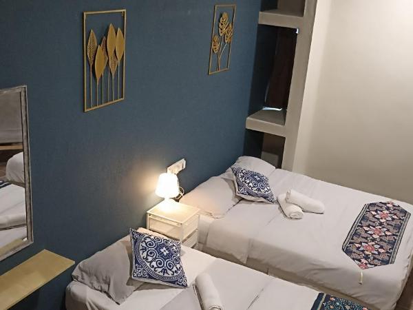 Wayton Express : photo 9 de la chambre chambre triple avec salle de bains commune