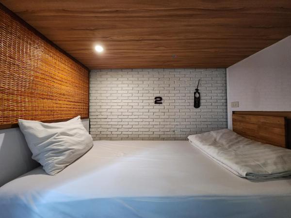 Baan Mai Kradan Hostel Chiang Rai : photo 2 de la chambre chambre familiale avec salle de bains commune