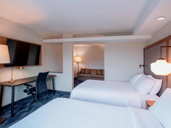 Fairfield Inn & Suites by Marriott Kelowna : photo 4 de la chambre studio plus spacieux avec 2 lits queen-size et canapé-lit