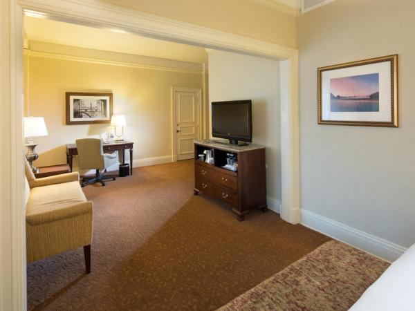 The Seelbach Hilton Louisville : photo 3 de la chambre suite junior lit king-size avec coin salon