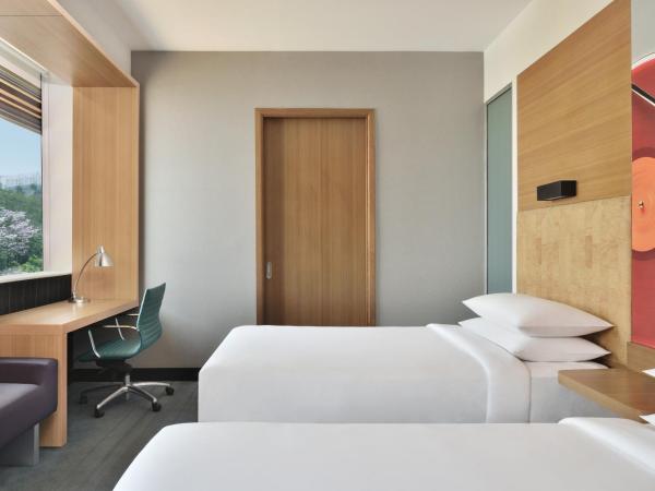 Aloft Bengaluru Outer Ring Road : photo 6 de la chambre club room, 2 twin/single bed(s), high floor