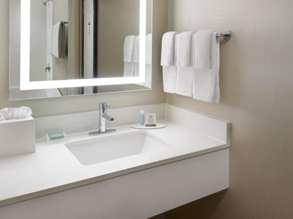 SpringHill Suites Charlotte University Research Park : photo 6 de la chambre suite 1 chambre lit king-size avec canapé-lit