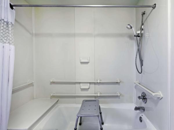 Hampton Inn Oklahoma City-Northwest : photo 5 de la chambre king room with accessible tub - mobility and hearing access/non-smoking
