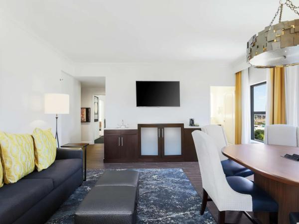 Hampton Inn & Suites Austin-Downtown/Convention Center : photo 2 de la chambre suite 1 chambre lit king-size avec douche à l'italienne