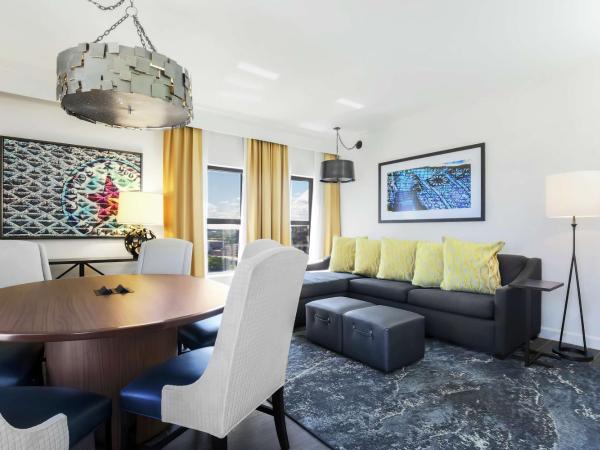 Hampton Inn & Suites Austin-Downtown/Convention Center : photo 3 de la chambre suite 1 chambre lit king-size avec douche à l'italienne