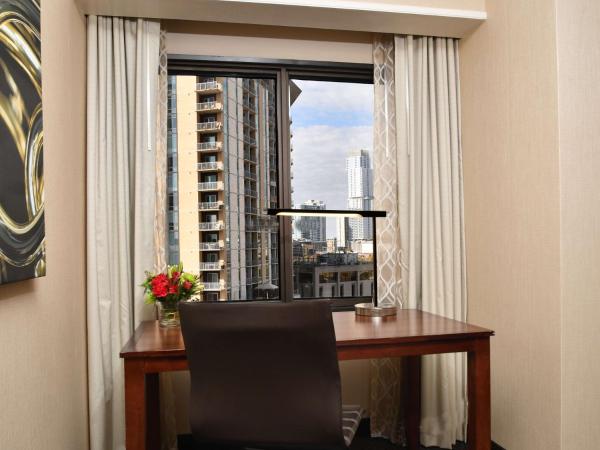 Embassy Suites by Hilton Austin Downtown South Congress : photo 1 de la chambre chambre standard avec un lit double