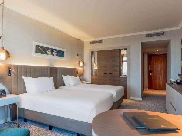 Hilton Diagonal Mar Barcelona : photo 5 de la chambre chambre lits jumeaux - vue sur piscine