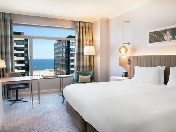 Hilton Diagonal Mar Barcelona : photo 1 de la chambre chambre lit king-size - vue sur piscine 