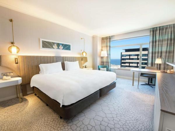 Hilton Diagonal Mar Barcelona : photo 3 de la chambre chambre lit king-size - vue sur piscine 