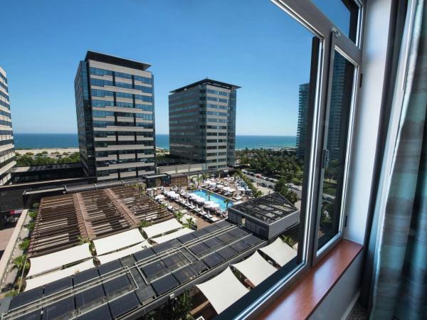 Hilton Diagonal Mar Barcelona : photo 4 de la chambre chambre lit king-size - vue sur piscine 