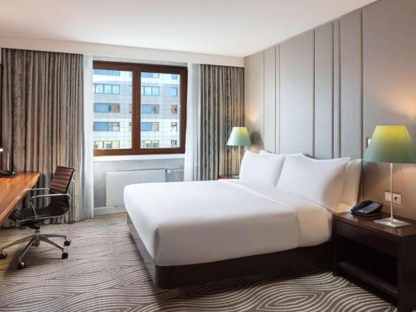 Hilton Berlin : photo 1 de la chambre chambre lit king-size - vue sur cour