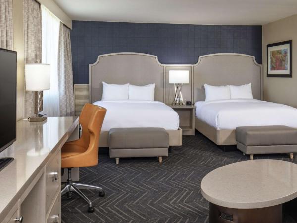 DoubleTree by Hilton Hotel Nashville Downtown : photo 1 de la chambre suite junior avec 2 lits queen-size et canapé-lit