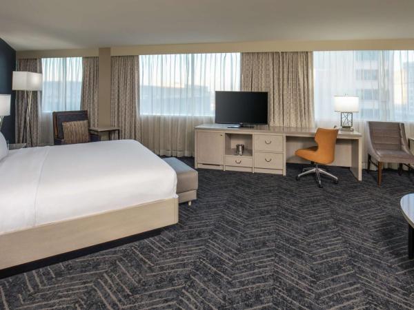 DoubleTree by Hilton Hotel Nashville Downtown : photo 2 de la chambre suite junior lit king-size avec canapé-lit