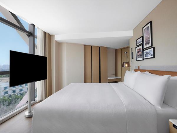 Four Points by Sheraton Shenzhen Bao'an : photo 7 de la chambre suite de luxe avec lit king-size - vue sur ville