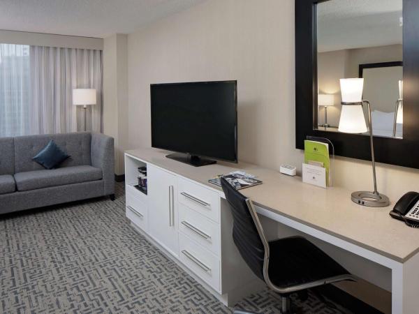 DoubleTree by Hilton Chicago Magnificent Mile : photo 1 de la chambre chambre lit king-size avec canapé-lit - non-fumeurs