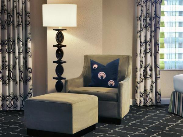 The Palmer House Hilton : photo 3 de la chambre chambre lit king-size avec baignoire - accessible aux personnes à mobilité réduite