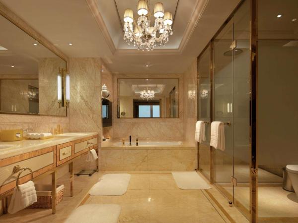 Conrad Dalian : photo 5 de la chambre suite exécutive lit king-size - accès au salon