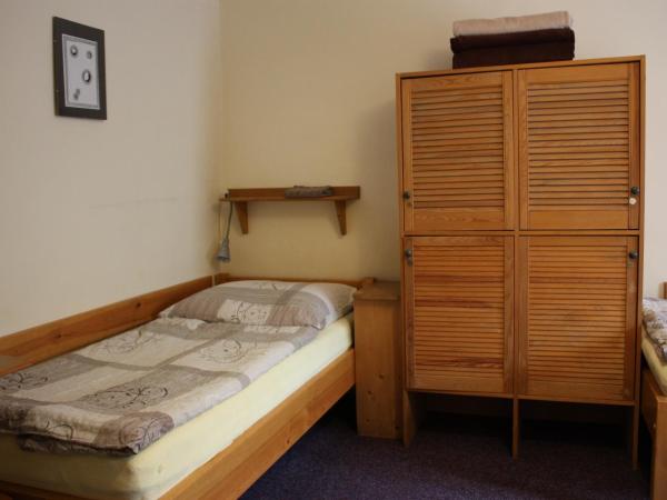 Hostel Postel : photo 3 de la chambre chambre triple avec salle de bains commune