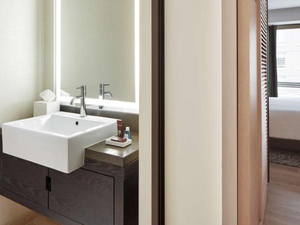 Conrad New York Downtown : photo 8 de la chambre suite lit king-size d'angle de luxe avec canapé-lit