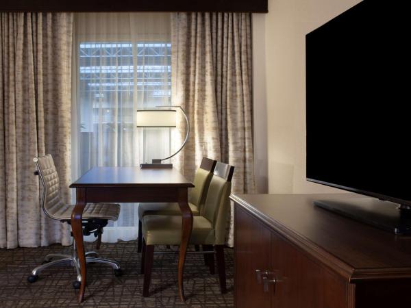 Embassy Suites by Hilton Philadelphia Airport : photo 3 de la chambre suite 2 pièces avec lit king-size - non-fumeurs