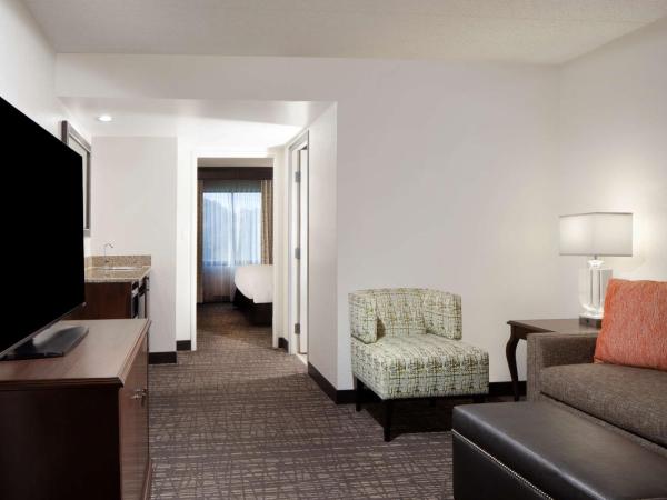 Embassy Suites by Hilton Philadelphia Airport : photo 6 de la chambre suite 2 pièces avec lit king-size - non-fumeurs