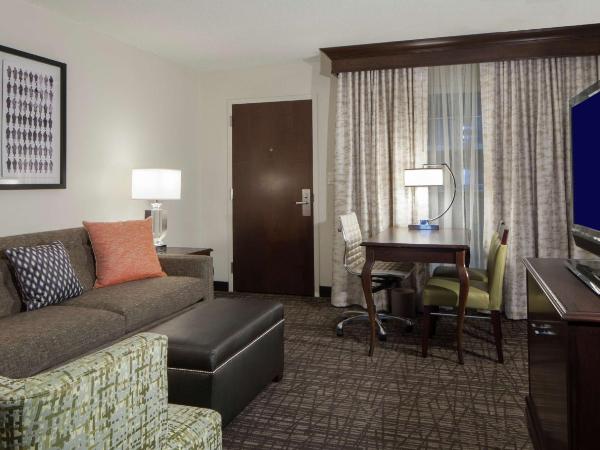 Embassy Suites by Hilton Philadelphia Airport : photo 8 de la chambre suite 2 pièces avec lit king-size - non-fumeurs