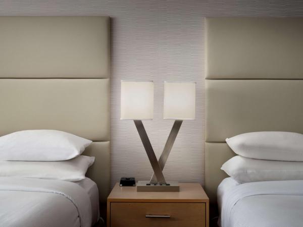 DoubleTree by Hilton Hotel Philadelphia Center City : photo 4 de la chambre chambre lit queen-size avec 2 lits queen-size - vue sur ville - Étage supérieur