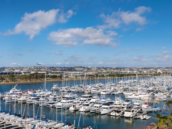 Hilton San Diego Airport/Harbor Island : photo 1 de la chambre chambre lit king-size supérieure - vue sur port de plaisance