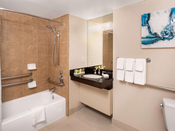 Hilton San Diego Airport/Harbor Island : photo 3 de la chambre queen room with two queen beds and accessible tub - mobility access