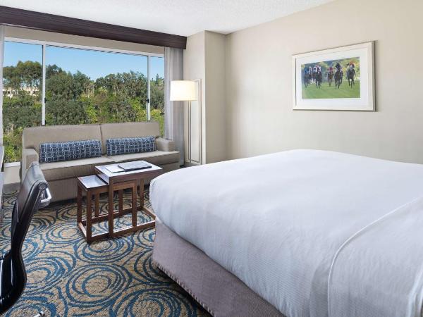 DoubleTree by Hilton San Diego Del Mar : photo 1 de la chambre chambre king avec canapé-lit et vue sur la piscine