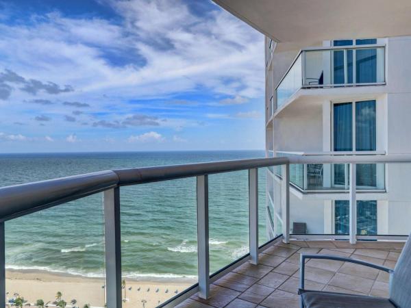 Hilton Fort Lauderdale Beach Resort : photo 1 de la chambre suite junior avec 2 lits queen-size - vue sur océan