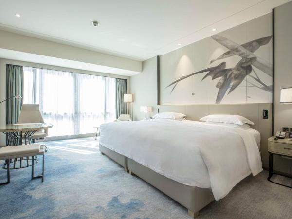 DoubleTree by Hilton Hotel Shenzhen Longhua, Near Huawei, Foxcnn, Shenzhen North Railway, Uniwalk & Uniworld Shopping Mall, Sam's Club : photo 1 de la chambre chambre lit queen-size 